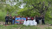 Menumpuk Akibat Musim Hujan, Polisi Bersihkan Sampah di Pantai Wae Rana Labuan Bajo