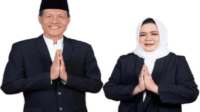 Di nyatakan Unggul Pada Penghitungan Suara oleh KPUD, Pasangan Edison Sumarni,Undang Tim Kemenangan Dan Relawan Untuk Doa Bersama Muara Enim, Sumsel -- Setelah dinyatakan Unggul oleh KPUD Muara Enim dalam Kontestasi Pemilihana kepla Darerah  Kabupaten Muara Enim pada 27 Nopember lalu , Pasangan Edison Sùmarni (SONNI) melaksanakan Open House, sekaligus Doa Bersama Jumat (06/12/2024), bertempat di Rumah Singgah Kelurahan Tungkal. Hadir dalam Acara Open Haous bersama Tim pemengan Edison Sumarni , Pengurus Partai Pengusung Partai Golkar , Partai PDIP dan Partai Nasdem .Kabupaten Muara Enim , Anggota DPRD dari Partai Pengusung , KH Denawi Gerentam Bumi , Ketua Tim Pemenagan Gus Amu di Dampingi Sekretaris dan Bensahara , Seluruh Tim DTDC , Dan Seluruh Tim Relawan Sonni Membara.  Dalam kesempatan Tersebut Ketua Tim Pemenangan SONNI MEBARA , H almutajabah alias Gus Amu menyampaikan , Acara hari ini merupakan Pertemuan Silaturahim antara seluruh Tim Pemenagan yang  bekerja Untuk  Kemenangan Pasangan Bupati dan Wakil Bupati  H Edison DH Mhum dan Hj Ir Sumarni Msi .  Silaturahim kita hari ini merupakan bentuk tanda sukur kita yang telah bekerja keras untuk menghantarkan Pasanagn Sonni . Alhamdullilah apa yang kota niatkan , dengan Ridho Alllah SWT maka Perjuangan kota berhasil ,menghantarkan Bupati  Muara Enim Priode 2025 - 2030 akan datang .  Semantara iru Bupati Muara Enim Terpilih H Edison Di damping Hj Sumarni dalam sambutanya mengatakan . Tidak ada kata lain selain ucapan terima kasih dari kami ,atas perjuangan dan kerja keras dari tim pemenangan serta masyarakat Muara enim yang telah meberikan suara nya untuk kemenangan Edison Sumarni.  Kita tetap mengawal hasil yang telah di tetapkan oleh KPUD Muara Enim hingga keputusan akhir dan Sampai arah pelantikan .  Dan selanjutnya setelah di lantik agar kita dapat mewujudkan  program visi dan misi kita yang telah kita programkan pada saat Kampanye di depan Masuarakat Muara Enim.  Kami Mohon maaf  atas adanya  kegiatan ini sepertinya terbatas  namun hel ini bentuk kecintaan kami atas kemenagan kita bersama sama  Kami jiga meminta kepada seliruh tim kerja dan tim pemenangan agar terus mengawal  dan  memberikan masukan  kepada kami berdua  di dalam memimpin Kabupaten Muara enim ini kedepan   Kepada semua pihak tanpa kecuali  tanpa memandang siapa pun  itu kami mengucapkan twrima kasih karena kita telah dapat mengembalikan kepemimpinan Muara Enim ini kepada putra daerah muara enim ,sesuai dengan jargon kita Muara Enim Bangkit Rakuat Sejahtera (MEMBARA) .  Kita afresiasi juga kepada seluruh kontestai pilkada kita  bahwasanya Pemilhan sudah usai mari bersama sama kota membangun Kabupaten Muara Enim yang kita Cintai ini. Semntara itu Ir Hj Sumarni MSI melanjutkan pesan ,  Ucapan terimakasih kepada seluruh tim DTDC sekabupaten muara enim , dan tim keluaraga serta tim lainya yg berjuang cukup keras dalam pemengan Edison Sumarnini ini . Kami akan komitmen dengan visi misi kami ,kami akan mengurus masyarakat Muara Enim mulai dari dalam kandungan samapai meninggal dunia .  Progaram visi misi akan di laksanakan setelah anggaran perubahan  di 2025 akan datang mengigat anggaran 2025 ini sudah di ketok palu oleh Anggota DPRD Muara enim  bulan lalu sehingga program akan berjalan pada anggaran perubahan yang akan datang . Kami Mengajak seluruh masyarakat untuk bergandeng tangan membangun  kabupaten muara enim  pungkas Nya