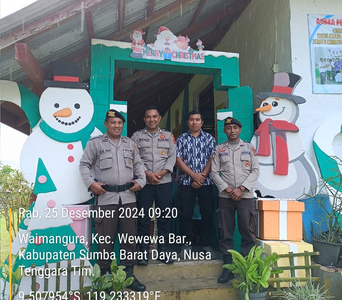 Beri Rasa Aman, Anggota Polsek Wewewa Barat Laksanakan Pengamanan Ibadah Natal di Gereja Paroki Kristus Raja Waimangura