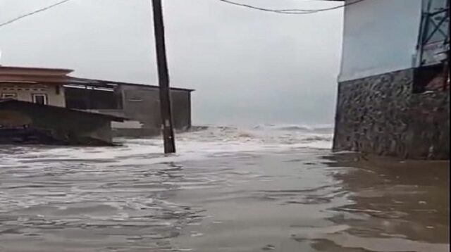 Tanggul Laut Jebol, Banjir Rob Rendam Desa Eretan Kulon