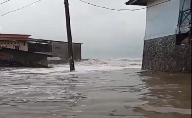 Tanggul Laut Jebol, Banjir Rob Rendam Desa Eretan Kulon