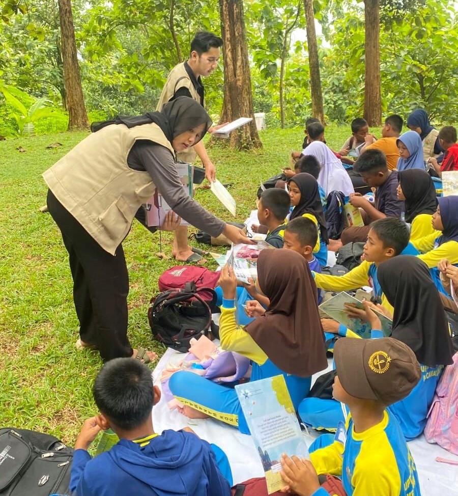 KKN Universitas Singaperbangsa Karawang Sukseskan Sekolah Alam di Bukit Cinta