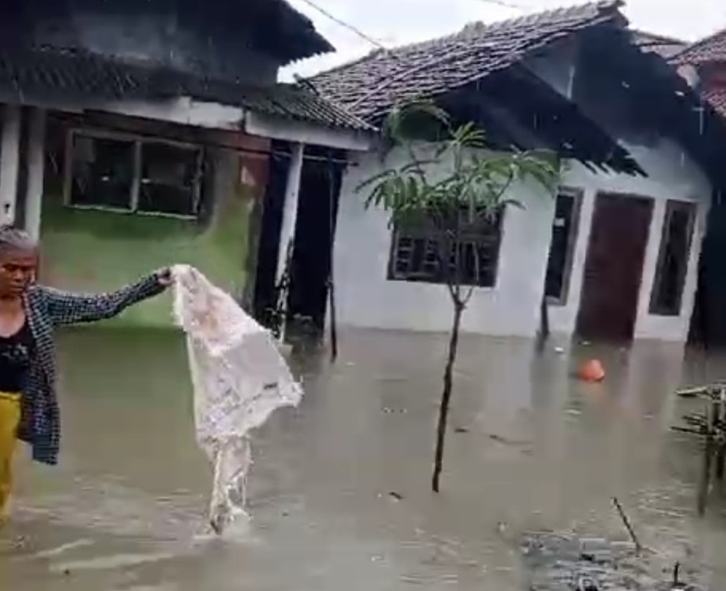 Tanggul Laut Jebol, Banjir Rob Rendam Desa Eretan Kulon