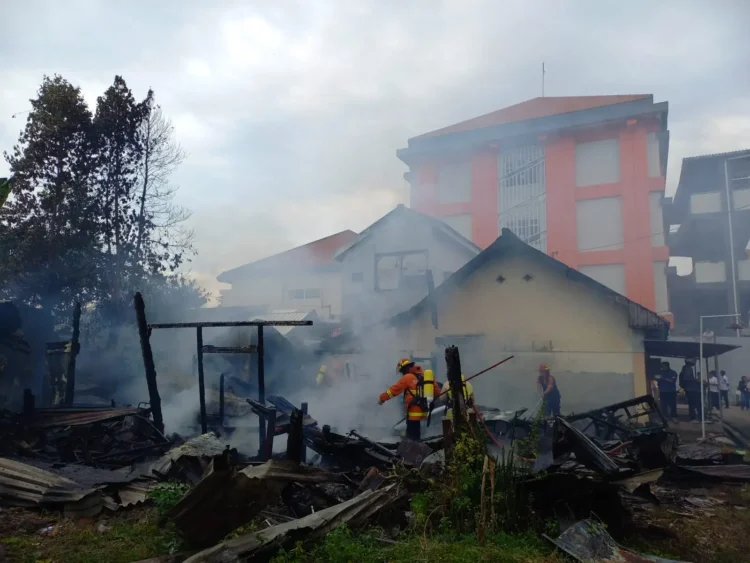 Salah Duga, Rumah Warga Terbakar Dikira RSUD dr. Soedono yang Hangus Salah Duga, Rumah Warga Terbakar Dikira RSUD dr. Soedono yang Hangus