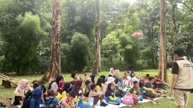 Mahasiswa KKN Universitas Singaperbangsa Karawang Sukseskan Sekolah Alam di Bukit Cinta Bersama Siswa SD Wanawali