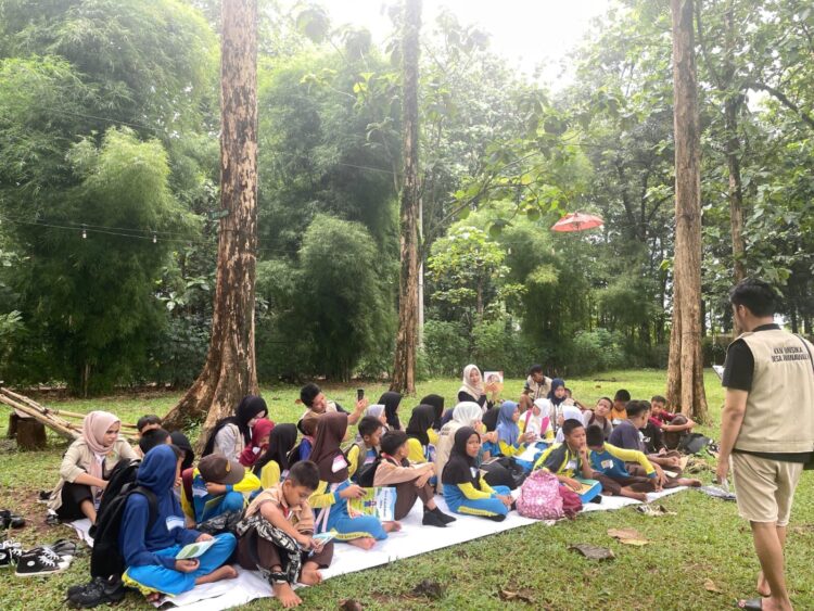 Mahasiswa KKN Universitas Singaperbangsa Karawang Sukseskan Sekolah Alam di Bukit Cinta Bersama Siswa SD Wanawali Mahasiswa KKN Universitas Singaperbangsa Karawang Sukseskan Sekolah Alam di Bukit Cinta Bersama Siswa SD Wanawali