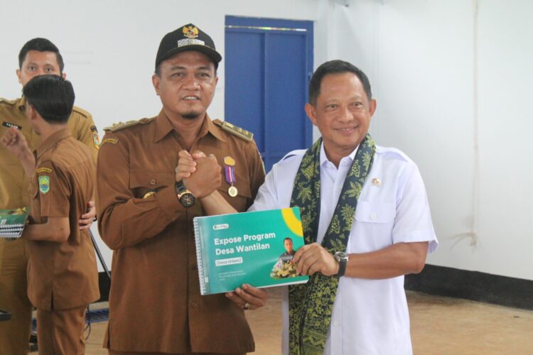 Bey Machmudin Bersama Mendagri Kunjungi TPS3R di Desa Wantilan Subang