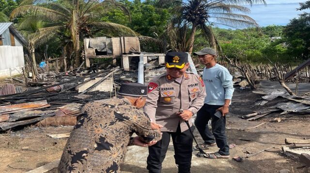 Peduli, Kapolres Mabar Turun Langsung Berikan Bantuan Bagi Korban Kebakaran