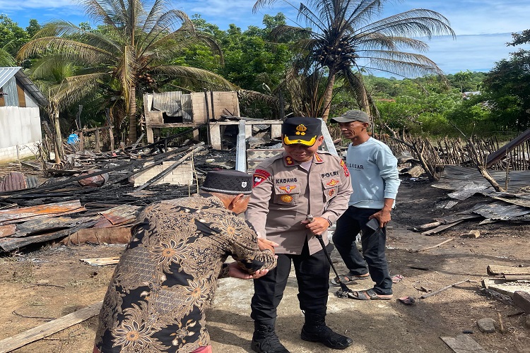 Peduli, Kapolres Mabar Turun Langsung Berikan Bantuan Bagi Korban Kebakaran