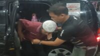 Sahabat Teddy Marjito(STM) Bersama DPD ABRI 1 Mengantar Warga Lekis Rejo Ke Rumah Sakit Umum Ibnu Sutowo Baturaja. Sergap.co.id Kabupaten Ogan Komering Ulu || Sahabat Teddy Marjito(STM) Bersama DPD ABRI 1 Mengantar Warga Lekis Rejo Ke Rumah Sakit Umum Ibnu Sutowo Baturaja. Pak Taufik Warga Lekis Rejo menghubungi Sahabat Teddy Marjito minta bantuan menjemput Bapak Dadang Suherman ke Rumah Sakit Umum Ibnu Sutowo dikarena kondisi badan nya semakin hari semakin kurus serta sakit dibagian perut. Begitu mendapat telpon Sahabat Teddy Marjito yang diketuai oleh Adi Ros langsung bergegas menjemput Pak Dadang Suherman warga Blok A Lekis Rejo Kecamatan Lubuk Raja pada jam 16:45 wib menggunakan kendaraan pribadi, Minggu 05/01/2024. Adi Ros menyampaikan walaupun pilkada pilbub sudah selesai , kami dari relawan sahabat teddy_marjito akan terus bekerja keras & semampu kami , untuk menjalankan visi & misi pasangan bertaji berobat gratis untuk masyakat Oku pada umum nya!!! Begitu sampai di Rumah Sakit Umum Ibnu Sutowo , Alhamdulillah dari pihak rumah sakit langsung sigap untuk dicek sama petugas Rumah sakit ternyata didiagnosa coliz abdomen. Ibu lili Selaku Istri berterima kasih tanpa bantuan kalian (STM) yang telah mengurus berkas mengantar suami saya ke Rumah Sakit Umum Ibnu Sutowo Baturaja serta Berterima Kasih Juga Kepada Pak Teddy Semoga program ini bukan ada pas pilkada aja. (Candra)