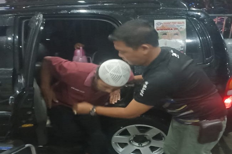 Sahabat Teddy Marjito(STM) Bersama DPD ABRI 1 Mengantar Warga Lekis Rejo Ke Rumah Sakit Umum Ibnu Sutowo Baturaja. Sergap.co.id Kabupaten Ogan Komering Ulu || Sahabat Teddy Marjito(STM) Bersama DPD ABRI 1 Mengantar Warga Lekis Rejo Ke Rumah Sakit Umum Ibnu Sutowo Baturaja. Pak Taufik Warga Lekis Rejo menghubungi Sahabat Teddy Marjito minta bantuan menjemput Bapak Dadang Suherman ke Rumah Sakit Umum Ibnu Sutowo dikarena kondisi badan nya semakin hari semakin kurus serta sakit dibagian perut. Begitu mendapat telpon Sahabat Teddy Marjito yang diketuai oleh Adi Ros langsung bergegas menjemput Pak Dadang Suherman warga Blok A Lekis Rejo Kecamatan Lubuk Raja pada jam 16:45 wib menggunakan kendaraan pribadi, Minggu 05/01/2024. Adi Ros menyampaikan walaupun pilkada pilbub sudah selesai , kami dari relawan sahabat teddy_marjito akan terus bekerja keras & semampu kami , untuk menjalankan visi & misi pasangan bertaji berobat gratis untuk masyakat Oku pada umum nya!!! Begitu sampai di Rumah Sakit Umum Ibnu Sutowo , Alhamdulillah dari pihak rumah sakit langsung sigap untuk dicek sama petugas Rumah sakit ternyata didiagnosa coliz abdomen. Ibu lili Selaku Istri berterima kasih tanpa bantuan kalian (STM) yang telah mengurus berkas mengantar suami saya ke Rumah Sakit Umum Ibnu Sutowo Baturaja serta Berterima Kasih Juga Kepada Pak Teddy Semoga program ini bukan ada pas pilkada aja. (Candra)