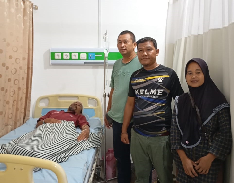 Sahabat Teddy Marjito(STM) Bersama DPD ABRI 1 Mengantar Warga Lekis Rejo Ke Rumah Sakit Umum Ibnu Sutowo Baturaja. Sergap.co.id Kabupaten Ogan Komering Ulu || Sahabat Teddy Marjito(STM) Bersama DPD ABRI 1 Mengantar Warga Lekis Rejo Ke Rumah Sakit Umum Ibnu Sutowo Baturaja. Pak Taufik Warga Lekis Rejo menghubungi Sahabat Teddy Marjito minta bantuan menjemput Bapak Dadang Suherman ke Rumah Sakit Umum Ibnu Sutowo dikarena kondisi badan nya semakin hari semakin kurus serta sakit dibagian perut. Begitu mendapat telpon Sahabat Teddy Marjito yang diketuai oleh Adi Ros langsung bergegas menjemput Pak Dadang Suherman warga Blok A Lekis Rejo Kecamatan Lubuk Raja pada jam 16:45 wib menggunakan kendaraan pribadi, Minggu 05/01/2024. Adi Ros menyampaikan walaupun pilkada pilbub sudah selesai , kami dari relawan sahabat teddy_marjito akan terus bekerja keras & semampu kami , untuk menjalankan visi & misi pasangan bertaji berobat gratis untuk masyakat Oku pada umum nya!!! Begitu sampai di Rumah Sakit Umum Ibnu Sutowo , Alhamdulillah dari pihak rumah sakit langsung sigap untuk dicek sama petugas Rumah sakit ternyata didiagnosa coliz abdomen. Ibu lili Selaku Istri berterima kasih tanpa bantuan kalian (STM) yang telah mengurus berkas mengantar suami saya ke Rumah Sakit Umum Ibnu Sutowo Baturaja serta Berterima Kasih Juga Kepada Pak Teddy Semoga program ini bukan ada pas pilkada aja. (Candra)