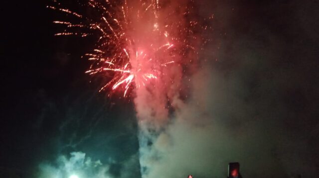 Pesta Kembang Api Membombardir Lapangan Rati Woya Sambu Tahun Baru 1 Januari 2025