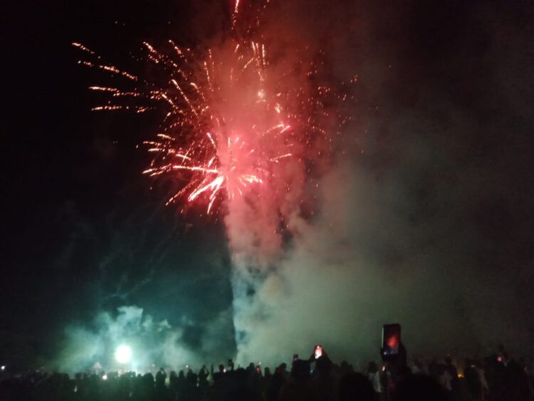 Pesta Kembang Api Membombardir Lapangan Rati Woya Sambu Tahun Baru 1 Januari 2025