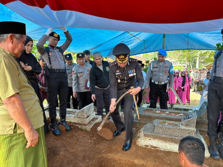 Kapolres Tasikmalaya Kota Pimpin Upacara Pemakaman Aipda Anumerta Anditia, Bhabinkamtibmas Polsek Pagerageung Yang Meninggal Laka Laut di Pangandaran