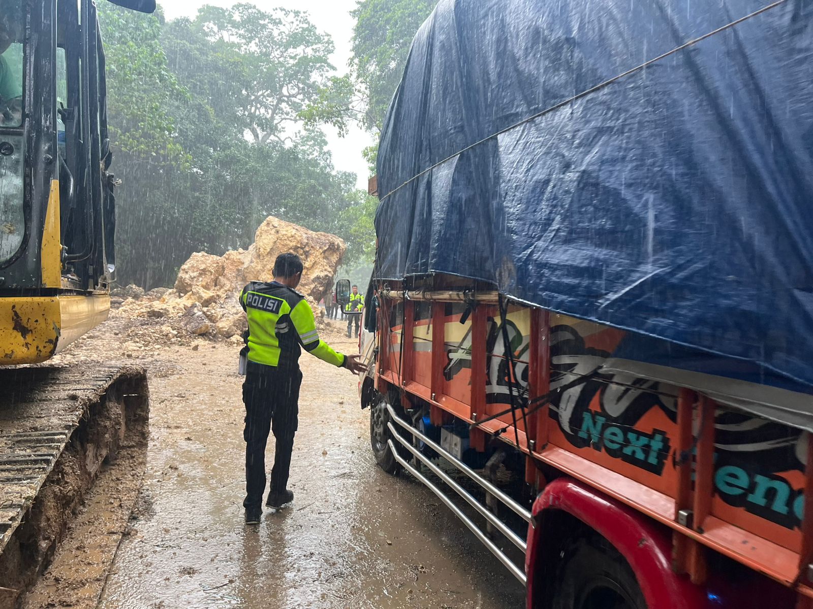 Satlantas Polres Sumba Barat Atur Lalin di Lokasi Longsor Kawasan Tana Daru