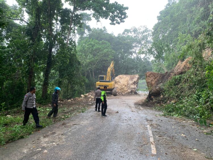 Satlantas Polres Sumba Barat Atur Lalin di Lokasi Longsor Kawasan Tana Daru