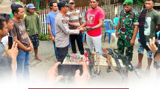 Pasca Bentrokan Antar Kampung, Warga Desa Roka Serahkan Senjata Kepada Kapolsek Belo