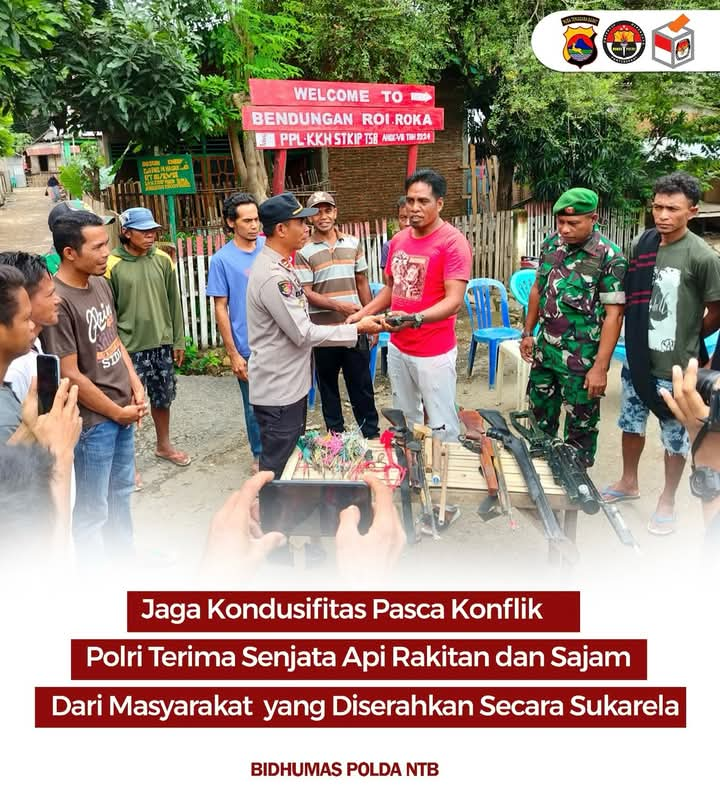 Pasca Bentrokan Antar Kampung, Warga Desa Roka Serahkan Senjata Kepada Kapolsek Belo