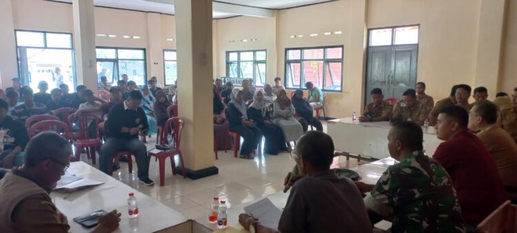 Puluhan Warga Desa Cicapar Kecamatan Banjarsari Geruduk Kantor Desa Puluhan Warga Desa Cicapar Kecamatan Banjarsari Geruduk Kantor Desa