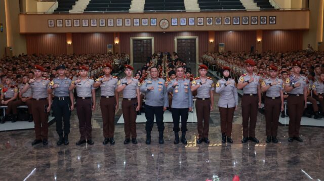 Kadivhumas Berikan Pin Brivet Kepada 10 Taruna Akpol Dengan Nilai Sertifikasi Kehumasan Terbaik