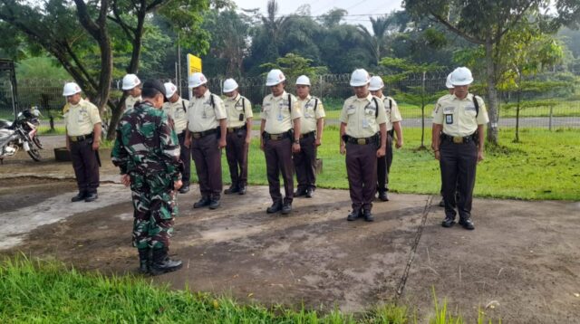 Implementasikan Metoda Binter, Anggota Koramil 0111/Pagelaran, Serka Dede Suharsono Lakukan Bintahwil Di Desa Binaan