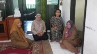 Didampingi Kasi PMD Dan Kadus TKSK Kecamatan Banjarsari Kunjungi Rumah Ngadiyah Warga Desa Cicapar