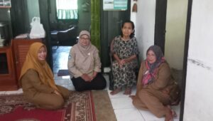 Didampingi Kasi PMD Dan Kadus TKSK Kecamatan Banjarsari Kunjungi Rumah Ngadiyah Warga Desa Cicapar