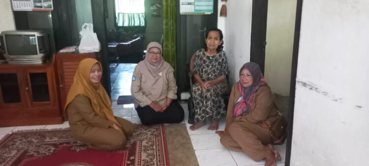 Didampingi Kasi PMD Dan Kadus TKSK Kecamatan Banjarsari Kunjungi Rumah Ngadiyah Warga Desa Cicapar