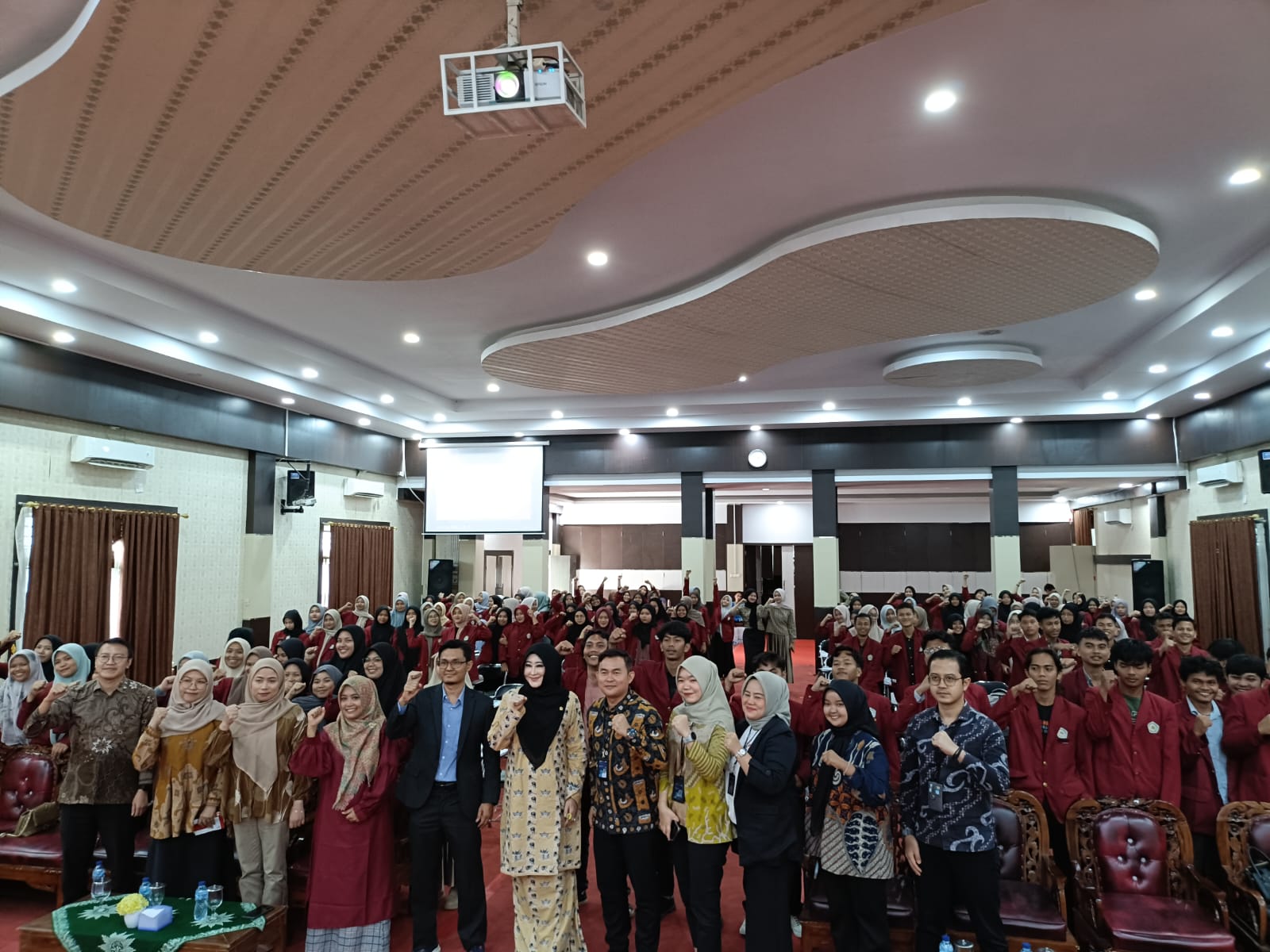 Anggota DPR RI Lisda Hendrajoni Serahkan KIP-Kuliah di Universitas Muhammadiyah Sumbar