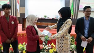 Anggota DPR RI Lisda Hendrajoni Serahkan KIP-Kuliah di Universitas Muhammadiyah Sumbar