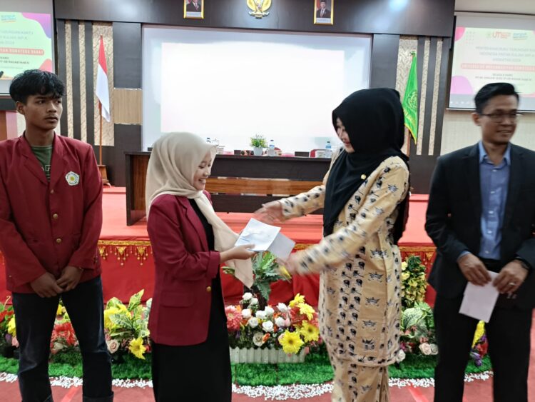 Anggota DPR RI Lisda Hendrajoni Serahkan KIP-Kuliah di Universitas Muhammadiyah Sumbar