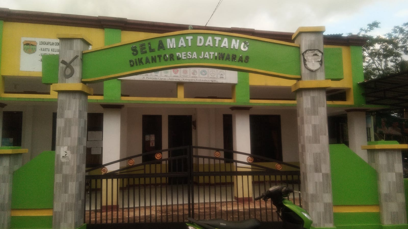 Warga Desa Jatiwaras Pasang Spanduk Dukung APH Menyelidiki Kasus Dugaan Penyelewengan Dana Desa (DD) TA. 2024