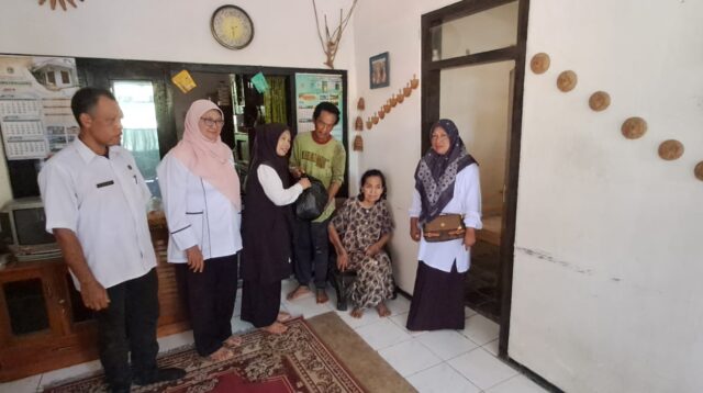 TKSK Kecamatan Banjarsari Dampingi Dinas Sosial Menyambangi Rumah Ngadiyah Warga Desa Cicapar