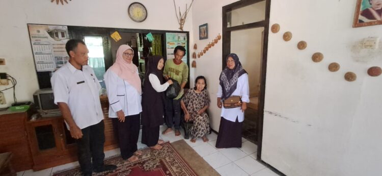 TKSK Kecamatan Banjarsari Dampingi Dinas Sosial Menyambangi Rumah Ngadiyah Warga Desa Cicapar