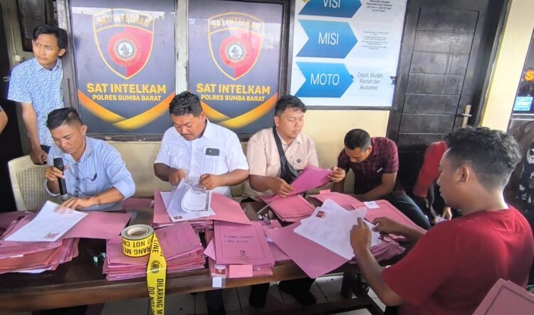 Pengurus SKCK Membeludak, Polres Sumba Barat Tetap Upayakan Pelayanan Optimal Pengurus SKCK Membeludak, Polres Sumba Barat Tetap Upayakan Pelayanan Optimal