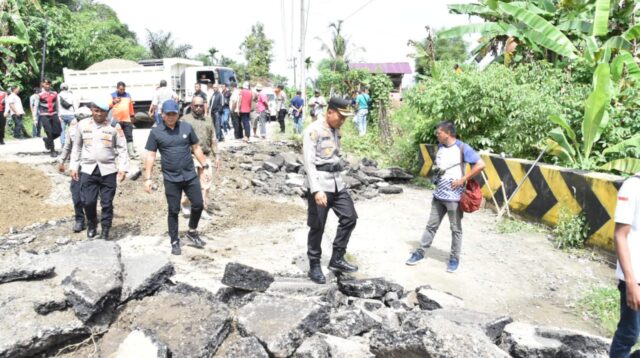 Quick Respon Kapolres Bireuen Bersama Stakeholder terkait Turun Langsung Kelokasi Jalan Longsor