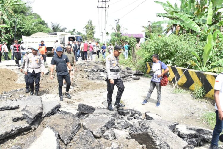 Quick Respon Kapolres Bireuen Bersama Stakeholder terkait Turun Langsung Kelokasi Jalan Longsor Quick Respon Kapolres Bireuen Bersama Stakeholder terkait Turun Langsung Kelokasi Jalan Longsor