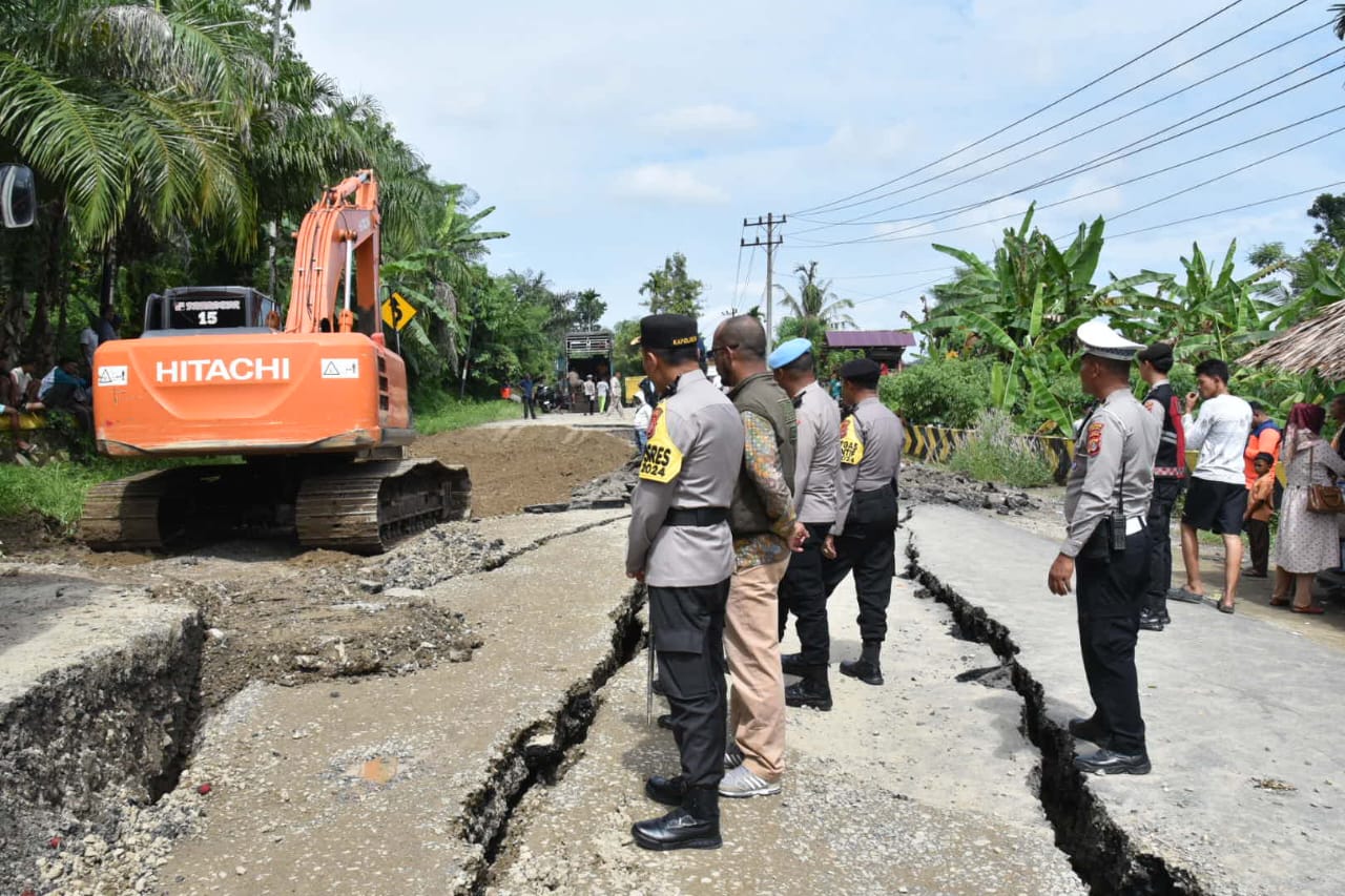 Quick Respon Kapolres Bireuen Bersama Stakeholder terkait Turun Langsung Kelokasi Jalan Longsor