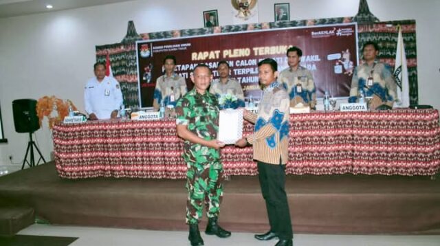 Dandim 1601/Sumba Timur Hadiri Acara Rapat Pleno Terbuka Penetapan Pasangan Calon Bupati dan Wakil Bupati Terpilih Kabupaten Sumba Timur