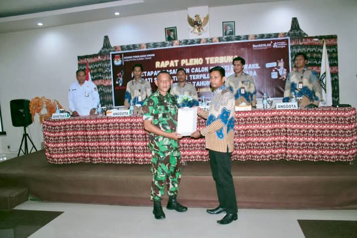 Dandim 1601/Sumba Timur Hadiri Acara Rapat Pleno Terbuka Penetapan Pasangan Calon Bupati dan Wakil Bupati Terpilih Kabupaten Sumba Timur