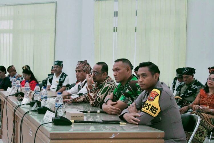 Dandim 1601/ST Hadiri Rapat Pembukaan Persidangan Kedua DPRD Kabupaten Sumba Timur Tahun Sidang 2025
