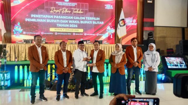 Rapat Pleno Terbuka KPU Kabupaten Blitar Menetapkan Rijanto - Beky Menjadi Bupati dan Wakil Bupati Terpilih