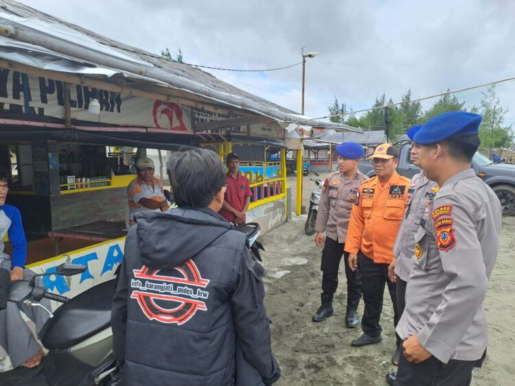 Akibat Cuaca Buruk Kapal Nelayan KM Joyo Tenggoro Tenggelam Hanyut Diperairan Sedari Karawang Akibat Cuaca Buruk Kapal Nelayan KM Joyo Tenggoro Tenggelam Hanyut Diperairan Sedari Karawang