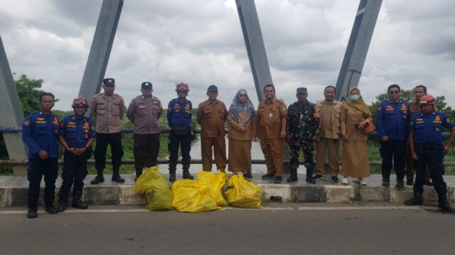 Polisi Selidiki Tumpukan Limba Medis Dibawa Jembatan Rengesdengklok Karawawang