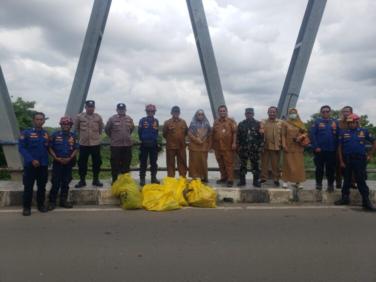 Polisi Selidiki Tumpukan Limba Medis Dibawa Jembatan Rengesdengklok Karawawang Polisi Selidiki Tumpukan Limba Medis Dibawa Jembatan Rengesdengklok Karawawang