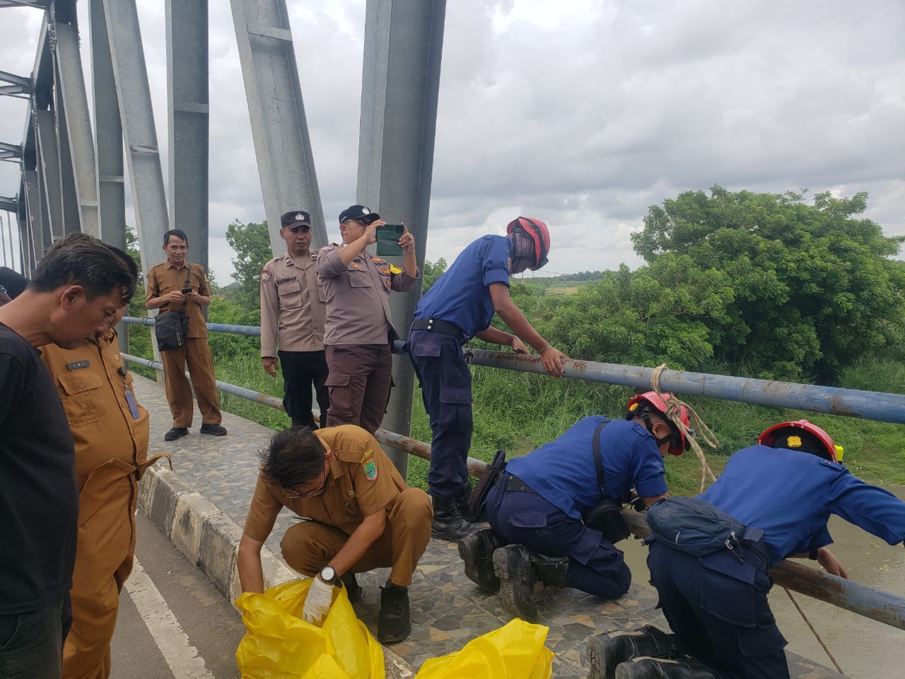 Polisi Selidiki Tumpukan Limba Medis Dibawah Jembatan