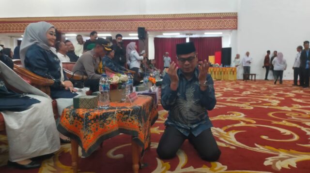 Usai Ditetapkan Sebagai Paslon Terpilih, Risnaldi Lakukan Sujud Syukur