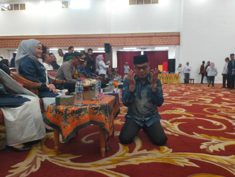 Usai Ditetapkan Sebagai Paslon Terpilih, Risnaldi Lakukan Sujud Syukur