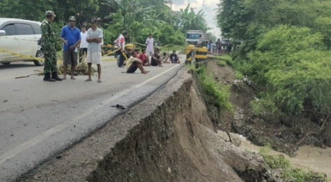 Jalan Timor Raya Terancam Putus, DPR RI Desak PUPR Bertindak Cepat Jalan Timor Raya Terancam Putus, DPR RI Desak PUPR Bertindak Cepat